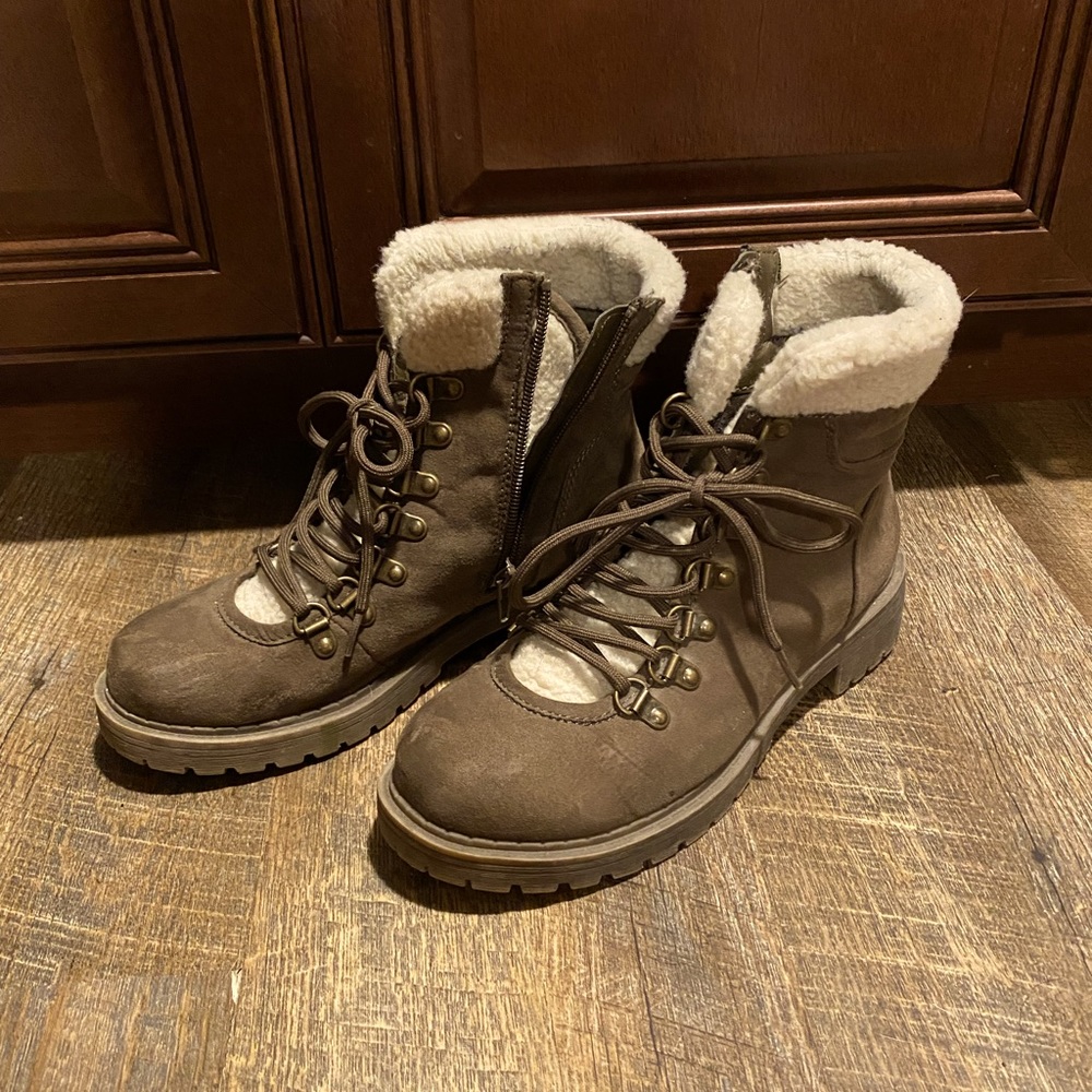 Maurices boots size 6 1/2